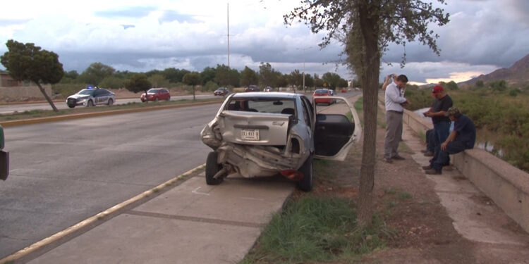 Colisionan tres autos en la Vialidad Sacramento