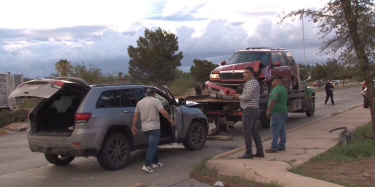 Colisionan tres autos en la Vialidad Sacramento