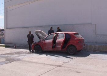 Se incendia vehículo por falla eléctrica en la avenida Tecnológico