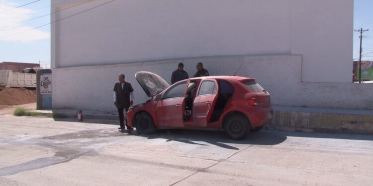 Se incendia vehículo por falla eléctrica en la avenida Tecnológico