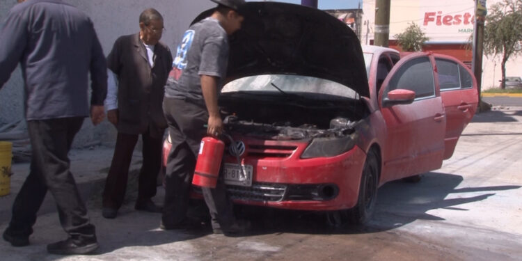 Se incendia vehículo por falla eléctrica en la avenida Tecnológico