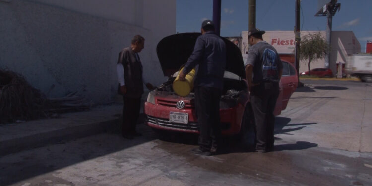 Se incendia vehículo por falla eléctrica en la avenida Tecnológico