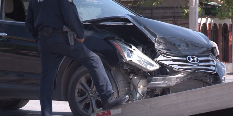 Dos personas lesionadas en choque en la colonia Mármol II