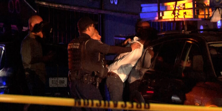 Arrestan a seis tras atropello, fuga y agresión a policías