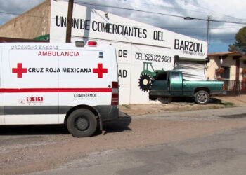 Camioneta sin frenos choca contra negocio