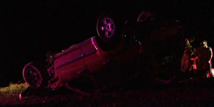 Mujer muere en choque y volcadura en la Delicias–Naica