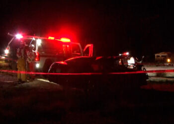 Mujer muere en choque y volcadura en la Delicias–Naica