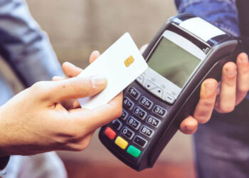 ¡Alerta! Es ilegal que te cobren comisión por pagar con tarjeta: Profeco