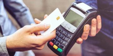 ¡Alerta! Es ilegal que te cobren comisión por pagar con tarjeta: Profeco