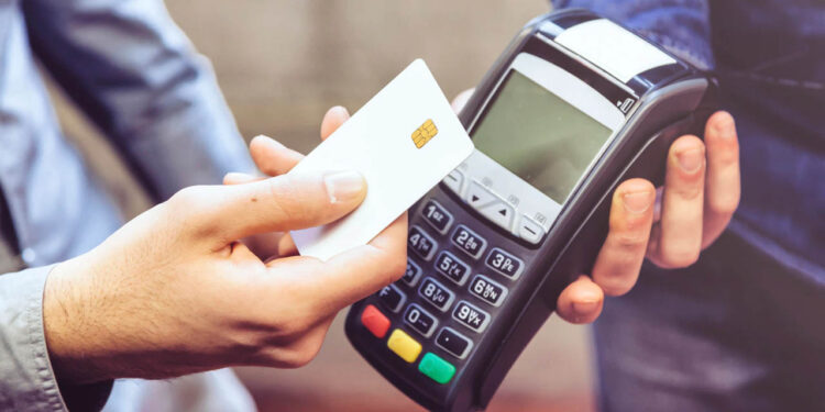 ¡Alerta! Es ilegal que te cobren comisión por pagar con tarjeta: Profeco