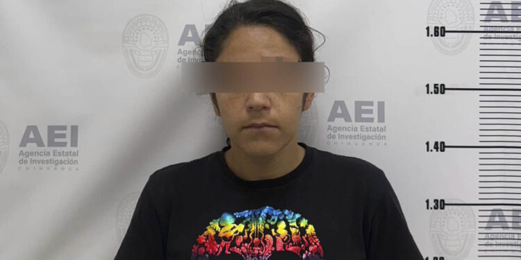 Detienen a mujer acusada de violencia familiar contra su hija en Punta Oriente