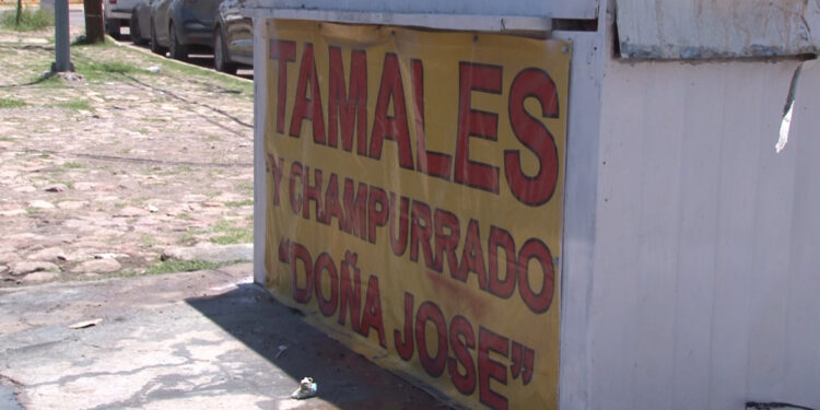 Incendio consume puesto de tamales frente al Hospital Morelos
