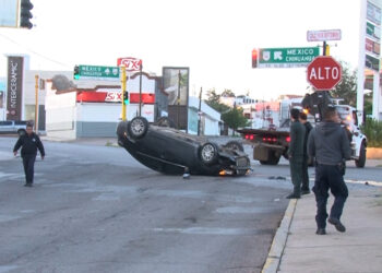 Jóvenes termina en volcadura al intentar huir de una patrulla