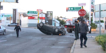 Jóvenes termina en volcadura al intentar huir de una patrulla