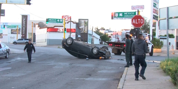 Jóvenes termina en volcadura al intentar huir de una patrulla
