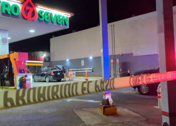 Identifican a hombres atacados a balazos en gasolinera