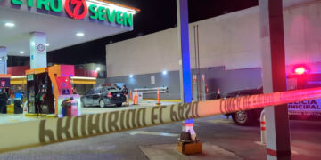 Identifican a hombres atacados a balazos en gasolinera