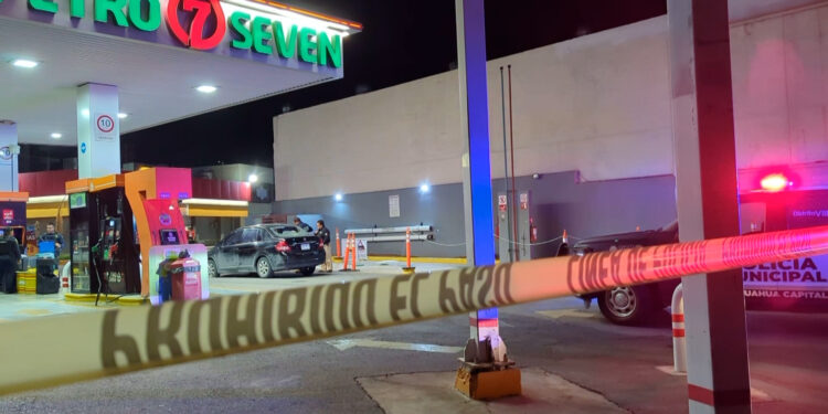 Identifican a hombres atacados a balazos en gasolinera