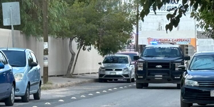 Rescatan a hombre que intentó lanzarse de barandal en la Ciudad Judicial