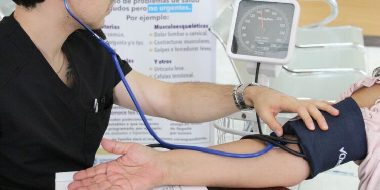 Refuerza Pensiones Civiles del Estado su equipo médico