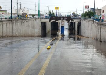 Inundaciones paralizan Puente Suprimido en Delicias