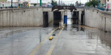 Inundaciones paralizan Puente Suprimido en Delicias