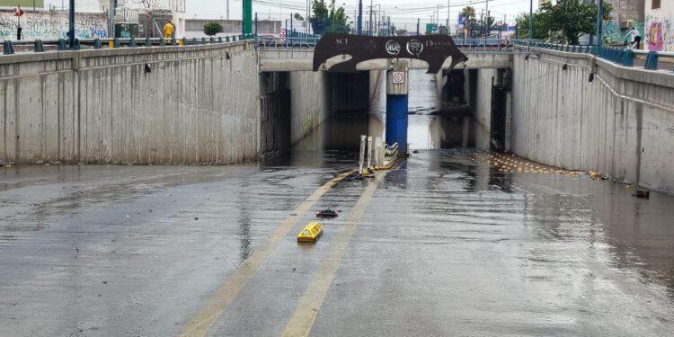 Inundaciones paralizan Puente Suprimido en Delicias
