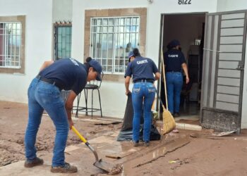 Apoyan cadetes de la Policía Municipal y Bomberos en limpieza de zona inundada