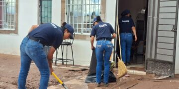 Apoyan cadetes de la Policía Municipal y Bomberos en limpieza de zona inundada