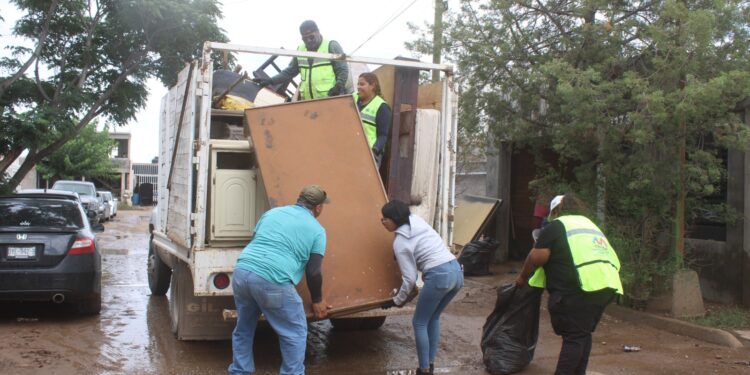 Retiran 21 toneladas de objetos dañados por lluvias en dos colonias de Chihuahua