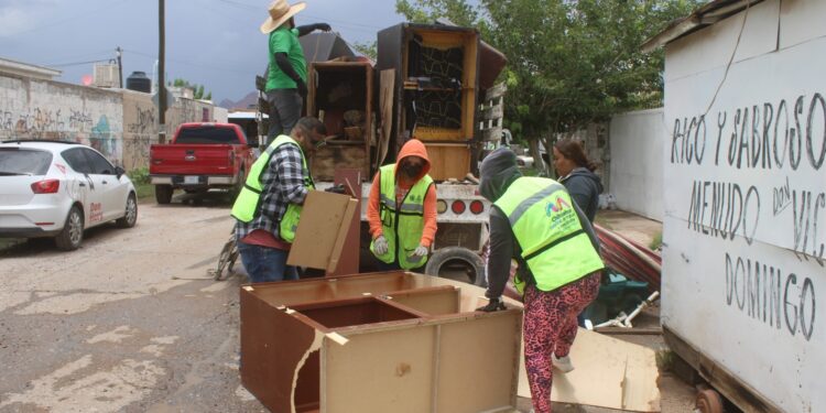 Retiran 21 toneladas de objetos dañados por lluvias en dos colonias de Chihuahua