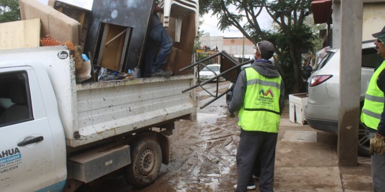 Retiran 21 toneladas de objetos dañados por lluvias en dos colonias de Chihuahua
