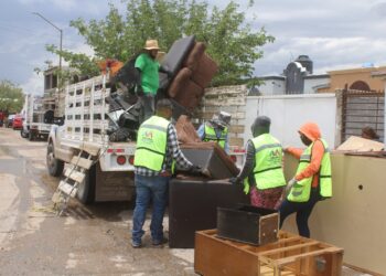 Retiran 21 toneladas de objetos dañados por lluvias en dos colonias de Chihuahua