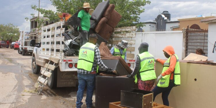 Retiran 21 toneladas de objetos dañados por lluvias en dos colonias de Chihuahua