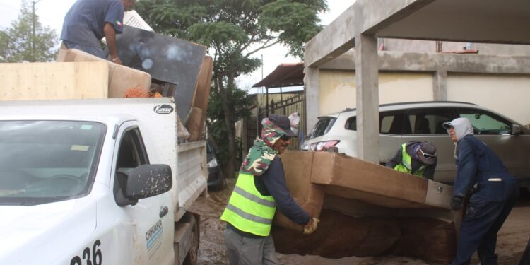Retiran 21 toneladas de objetos dañados por lluvias en dos colonias de Chihuahua