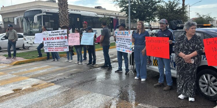 Pacientes con esclerosis múltiple protestan por falta de medicamentos