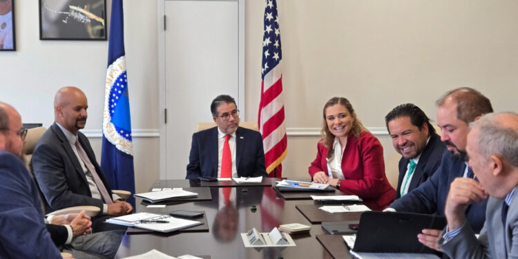 Gobernadora se reúne con USDA por plaga del gusano barrenador