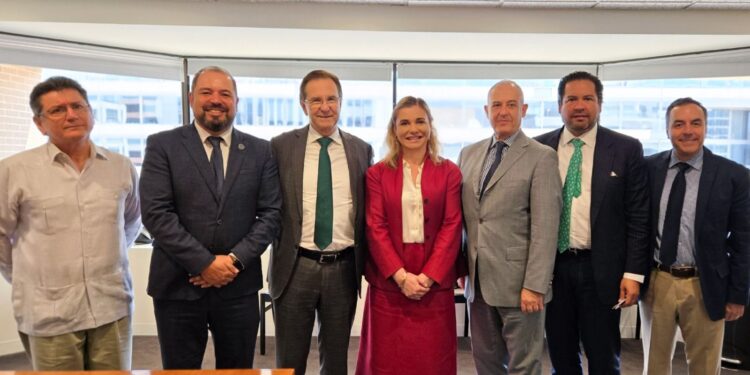 Gobernadora se reúne con USDA por plaga del gusano barrenador