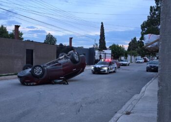 Choque y volcadura en calles de la colonia Revolución