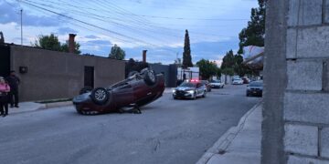 Choque y volcadura en calles de la colonia Revolución