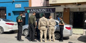 Rescatan a perritos chihuahuas encerrados en auto en el centro