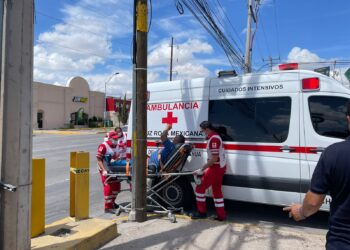 Camioneta embiste a motociclista al ingresar de reversa a una farmacia