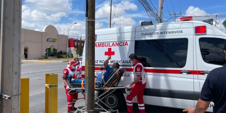 Camioneta embiste a motociclista al ingresar de reversa a una farmacia