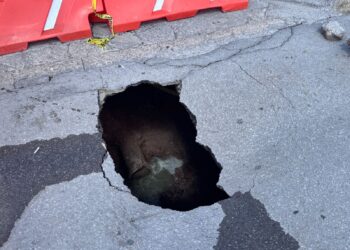 Cierran avenida De las Industrias por socavón