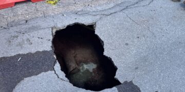 Cierran avenida De las Industrias por socavón