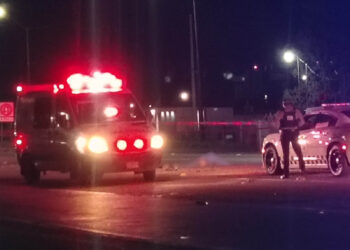 Hombre fallece atropellado en la Carretera 45; conductor huye