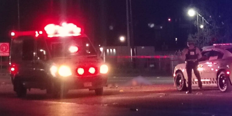 Hombre fallece atropellado en la Carretera 45; conductor huye