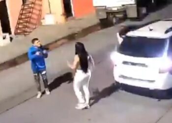 Mujer enfrenta a su presunta expareja y fue asesinada a tiros frente a su casa