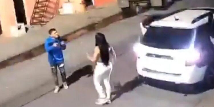 Mujer enfrenta a su presunta expareja y fue asesinada a tiros frente a su casa