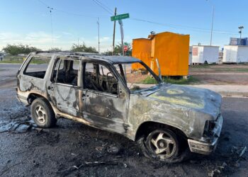 Arde camioneta por un cortocircuito en Vistas del Norte; conductor se da a la fuga